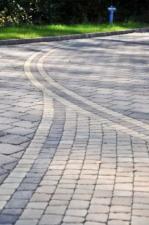 Mariaż stylu i funkcjonalności, czyli budujemy podjazd do garażu Mariaż stylu i funkcjonalności, czyli budujemy podjazd do garażu