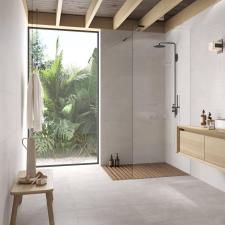 Mała łazienka w ponadczasowym stylu: kamień naturalny czy płytki gresowe? Mała łazienka w ponadczasowym stylu: kamień naturalny czy płytki gresowe?