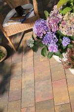 Ogród w barwach lata – kostki brukowe Carmino, Granito i Ideo firmy Polbruk Ogród w barwach lata – kostki brukowe Carmino, Granito i Ideo firmy Polbruk