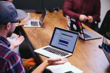 Slack vs. Teams - pojedynek komunikatorów Slack vs. Teams - pojedynek komunikatorów