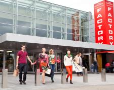 Taniej, więcej, bardziej smart. Letnia rozprzedaż w Factory Kraków Taniej, więcej, bardziej smart. Letnia rozprzedaż w Factory Kraków