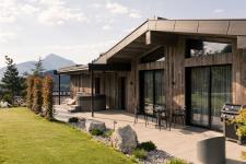 Dialog designu i dzikiej natury. Tapety marki Glamora podkreślają alpejski klimat wnętrz. Dialog designu i dzikiej natury. Tapety marki Glamora podkreślają alpejski klimat wnętrz.