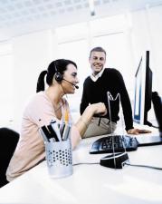 Pracownicy wolą zestawy słuchawkowe Pracownicy wolą zestawy słuchawkowe