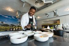 Blogerzy gotują z Josephem Seeletso Blogerzy gotują z Josephem Seeletso