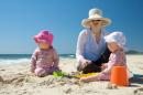 Bezpieczne plażowanie z dziećmi