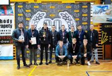 JUCO promuje sport i wspiera potrzebujących w ramach XVIII Małopolskiego Turnieju Piłki Nożnej. JUCO promuje sport i wspiera potrzebujących w ramach XVIII Małopolskiego Turnieju Piłki Nożnej.