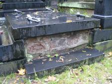 Naprawa uszkodzonych nagrobków Naprawa uszkodzonych nagrobków