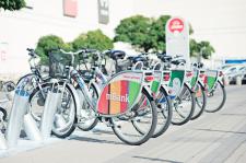 Wola Park ze stacją Veturilo, carsharingiem i wypożyczalnią skuterów Wola Park ze stacją Veturilo, carsharingiem i wypożyczalnią skuterów