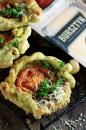 Chrupiące zapiekanki po włosku - z Bursztynem, pesto i pomidorami Chrupiące zapiekanki po włosku - z Bursztynem, pesto i pomidorami