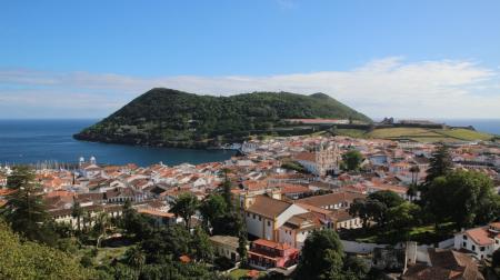 Angra do Heroismo - widok na miasto i Monte Brasil - fot. CM Angra do Heroismo