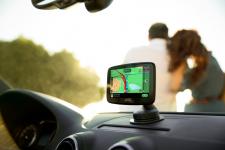 TomTom Go Essential: wielofunkcyjna nawigacja zintegrowana ze smartfonem