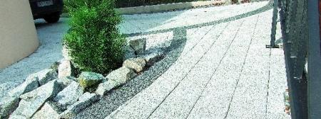 Pozostawienie luki w nawierzchni i posadzenie w niej ozdobnej rośliny to bardzo dobry pomysł