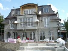 Czy prowadzić prace elewacyjne podczas wzmożonych opadów?