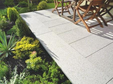 Płyty tarasowe PRESSTONE w kolorze granitu w aranżacji przydomowego tarasu  Fot. POZBRUK