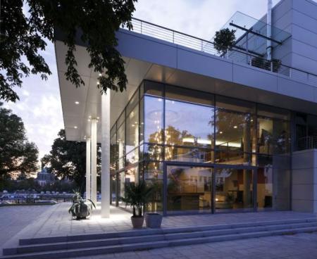 Transparentna fasada  Schüco FW 60+.HI  zapewnia maksymalny dostęp światła do wnętrz  biurowych na p