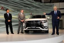 BORIS JOHNSON, BURMISTRZ LONDYNU, PREZENTUJE NOWE MITSUBISHI OUTLANDER PHEV