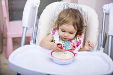 Jak nauczyć dziecko samodzielnego jedzenia?