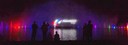 Harald Seifert (po lewej) i Jan Brachmann (po prawej) kroją wyjątkowy, logistyczny tort Seifert na G