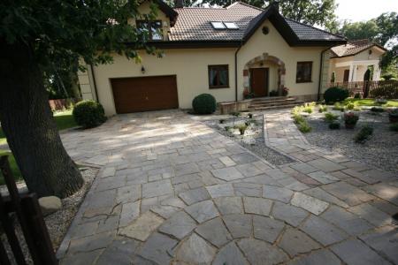 Na zdjęciu podjazd ułożony z płyt piaskowca Sheridan w kolorze brown forest z linii Libet Patio