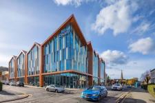 Conwy County Council - największy biurowiec w Walii w systemach ALUPROF