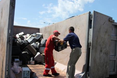Zuzyty sprzęt trafiał do przygotowanego przez Ecoren kontenera