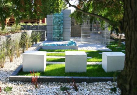 Prostą kompozycję ogrodu zamykają wykonane z betonu architektonicznego kubiki Libet STAMPO