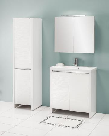 Lustrzana szafka dwudrzwiowa w kompozycji z umywalką