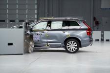 Volvo XC90 zwycięzcą trudnego testu zderzeniowego IIHS