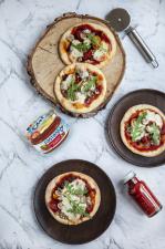 Przepis: Mini pizze z Pasteną – pastą z suszonych pomidorów OLE!, pieczarkami oraz rukolą.