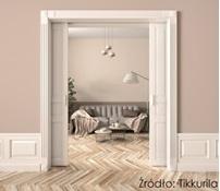 Dekoracyjna magia pokoju za otwartymi drzwiami