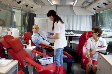 Pracownik Kolportera honorowo oddający krew