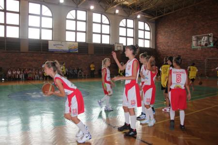 Rozgrzewka przed meczem "Śniadaniowej Drużyny" w Sosnowcu