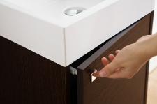 Pewny uchwyt w meblach łazienkowych