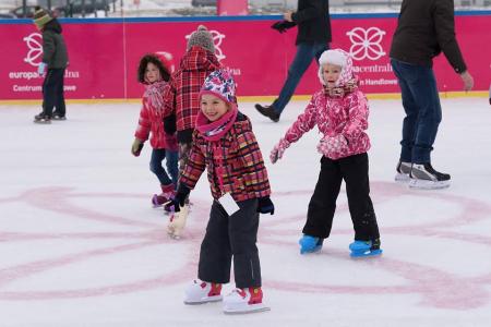 Z dzieckiem warto wybrać się na lodowisko, np. w Europie Centralnej w Gliwicach