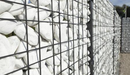 Murek gabionowy wypełniony białymi kamieniami