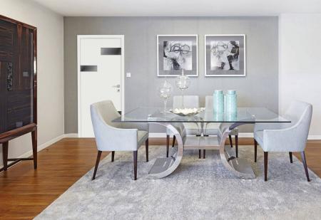 Srebrne-i-szklane-elementy-nadają-wnętrzu-zimowy-charakter.-Na-zdjęiu-drzwi-SENTIS-Cayo-od-RuckZuck