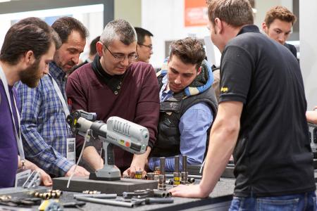 Przy stole montażowym na stoisku firmy Viega zawsze dużo się dzieje. Również w tym roku każdy będzie