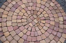 UKŁADAMY KOSTKĘ BRUKOWĄ – ZASADA TRZECH PALET