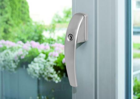 Klamka RotoSwing w specjalnej wersji TiltFirst do bezpiecznych okien do pokoju dziecka, Fot. Roto