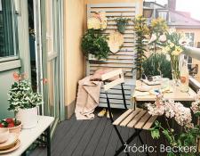 Kolorowe krzesła w domu i na tarasie