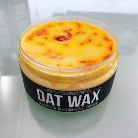 pomarańczowo - czekoladowy DAT WAX o przyjemnej dla oka ciemnożółtej barwie