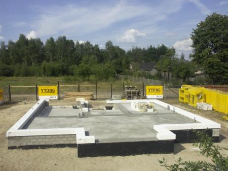 Pierwsza warstwa bloczków na fundamentach