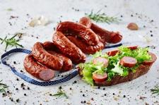 Kiełbasy cienkie z linii „W naszym domu” marki Nove – idealne na każdą okazję