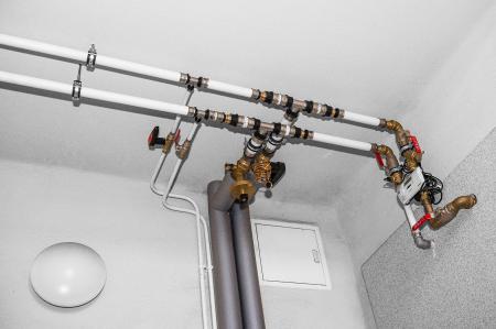 Złączki bez o-ringu oraz technika zaprasowywania na zimno, znacznie przyspieszają montaż i gwarantuj