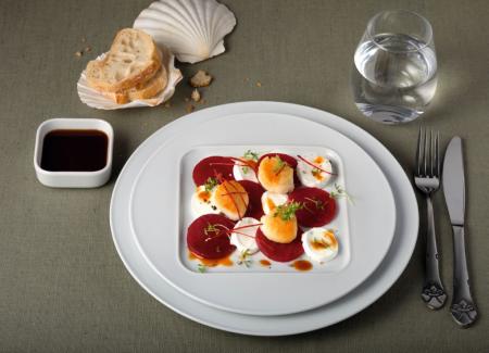 Przegrzebki z carpaccio buraczanym i mozzarellą