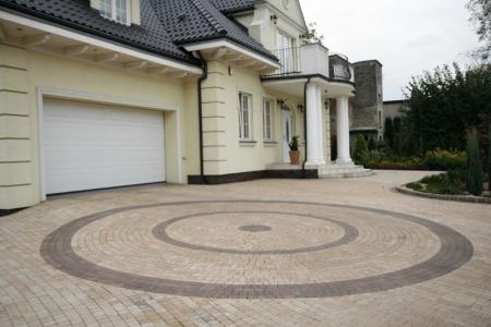 W podobny sposób można za pomocą nawierzchni podjazdu podkreślać stylistykę architektoniczną całego