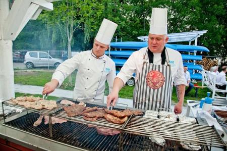 Podczas spotkania podawano dania przyrządzone z mięsa dostarczonego przez ZM SALUS (fot. UPEMI)
