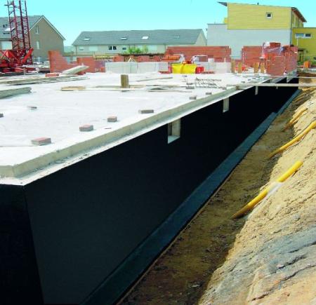 Hydroizolacja budynku wykonana za pomocą bitumicznych powłok uszczelniających firmy quick-mix