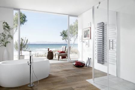 Prawdziwie harmonijna aranżacja: odpływ Advantix Vario idealnie wtapia się w strefę prysznica.