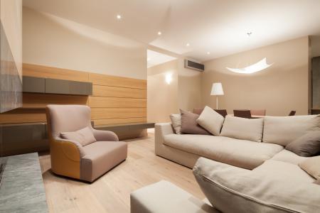 Wnętrze z drewnem na ścianie przywodzi na myśl górską chatkę Fot. Kaczkan